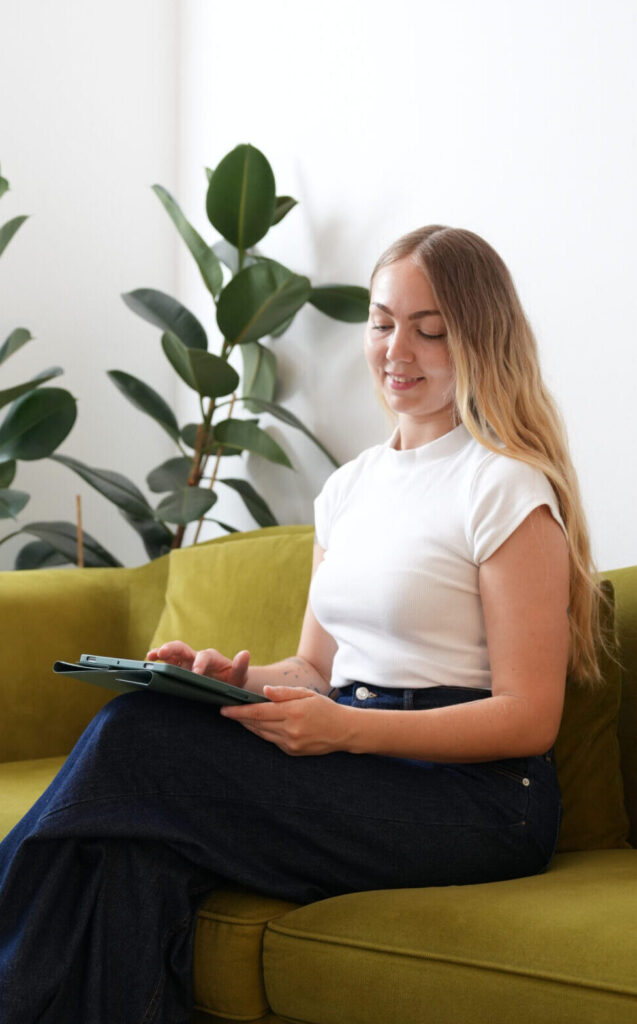 Ganzheitliche Darmtherapeutin liest online Testimonials zur ganzheitlichen Darmberatung