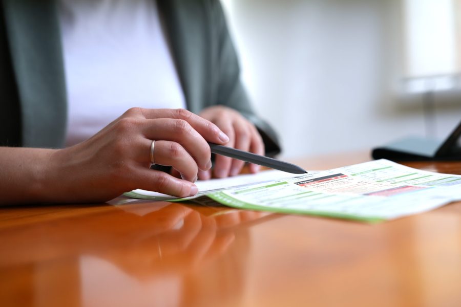 Ausfüllen des Formulars für eine Stuhluntersuchung im Rahmen einer ganzheitlichen Darmtherapie